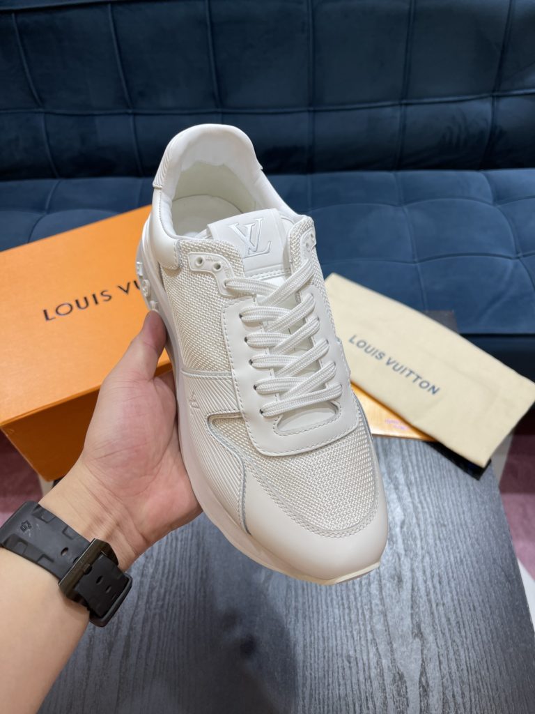 LV Louis Vuitton Shoe Show Up Shoe uses Monogram and Damier patterns to build a soft knit upper, with a thick but lightweight rubber outsole, which is decorated with the Louis Vuitton logo and Monogram flowers. SIZE 38-45