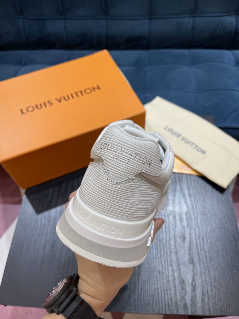 LV Louis Vuitton Shoe Show Up Shoe uses Monogram and Damier patterns to build a soft knit upper, with a thick but lightweight rubber outsole, which is decorated with the Louis Vuitton logo and Monogram flowers. SIZE 38-45