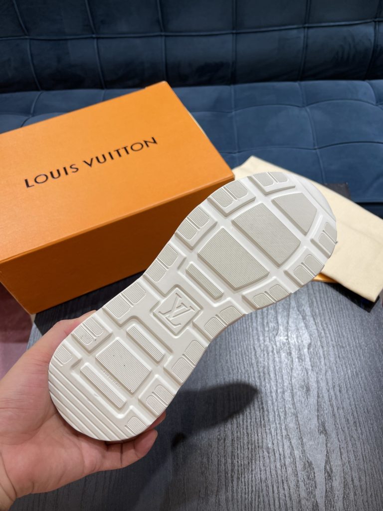 LV Louis Vuitton Shoe Show Up Shoe uses Monogram and Damier patterns to build a soft knit upper, with a thick but lightweight rubber outsole, which is decorated with the Louis Vuitton logo and Monogram flowers. SIZE 38-45