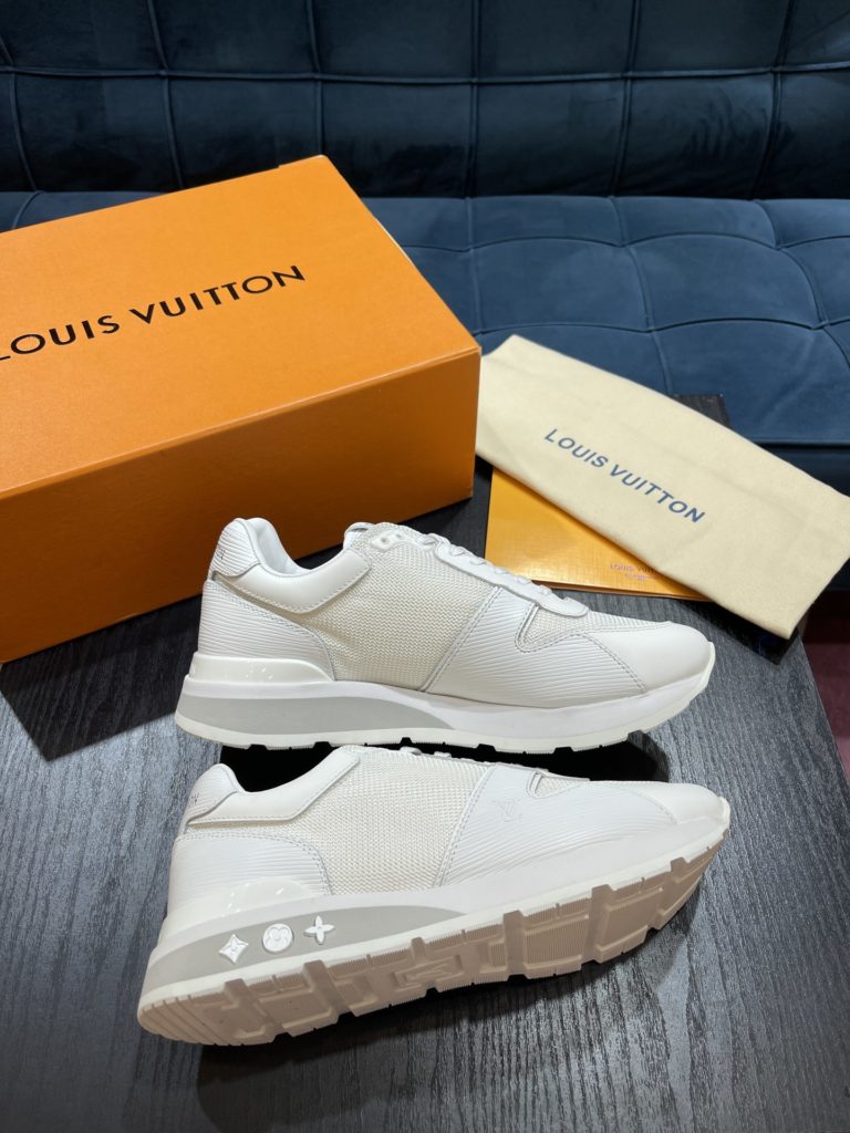 LV Louis Vuitton Shoe Show Up Shoe uses Monogram and Damier patterns to build a soft knit upper, with a thick but lightweight rubber outsole, which is decorated with the Louis Vuitton logo and Monogram flowers. SIZE 38-45