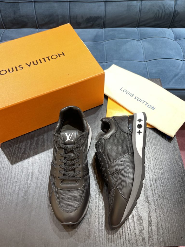 LV Louis Vuitton Shoe Show Up Shoe uses Monogram and Damier patterns to build a soft knit upper, with a thick but lightweight rubber outsole, which is decorated with the Louis Vuitton logo and Monogram flowers. SIZE 38-45