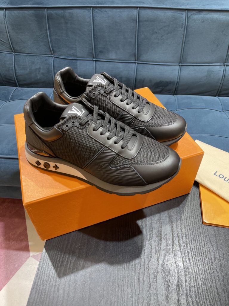 LV Louis Vuitton Shoe Show Up Shoe uses Monogram and Damier patterns to build a soft knit upper, with a thick but lightweight rubber outsole, which is decorated with the Louis Vuitton logo and Monogram flowers. SIZE 38-45