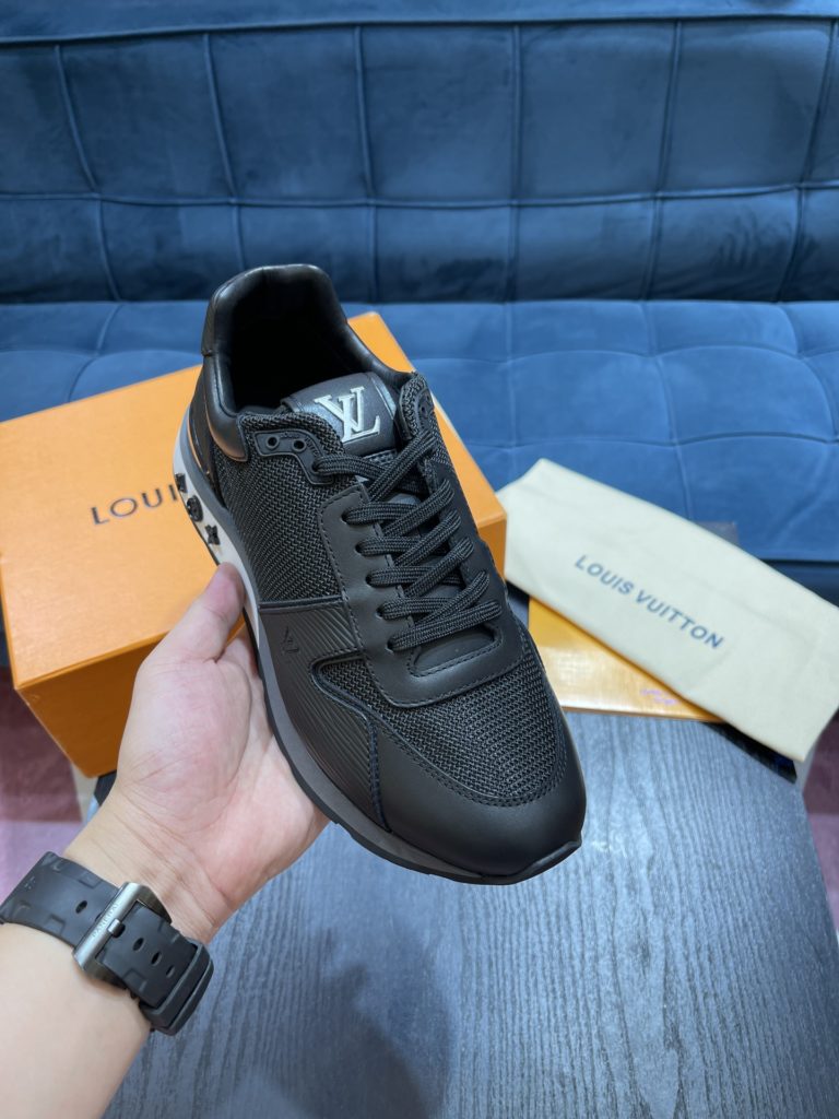 LV Louis Vuitton Shoe Show Up Shoe uses Monogram and Damier patterns to build a soft knit upper, with a thick but lightweight rubber outsole, which is decorated with the Louis Vuitton logo and Monogram flowers. SIZE 38-45