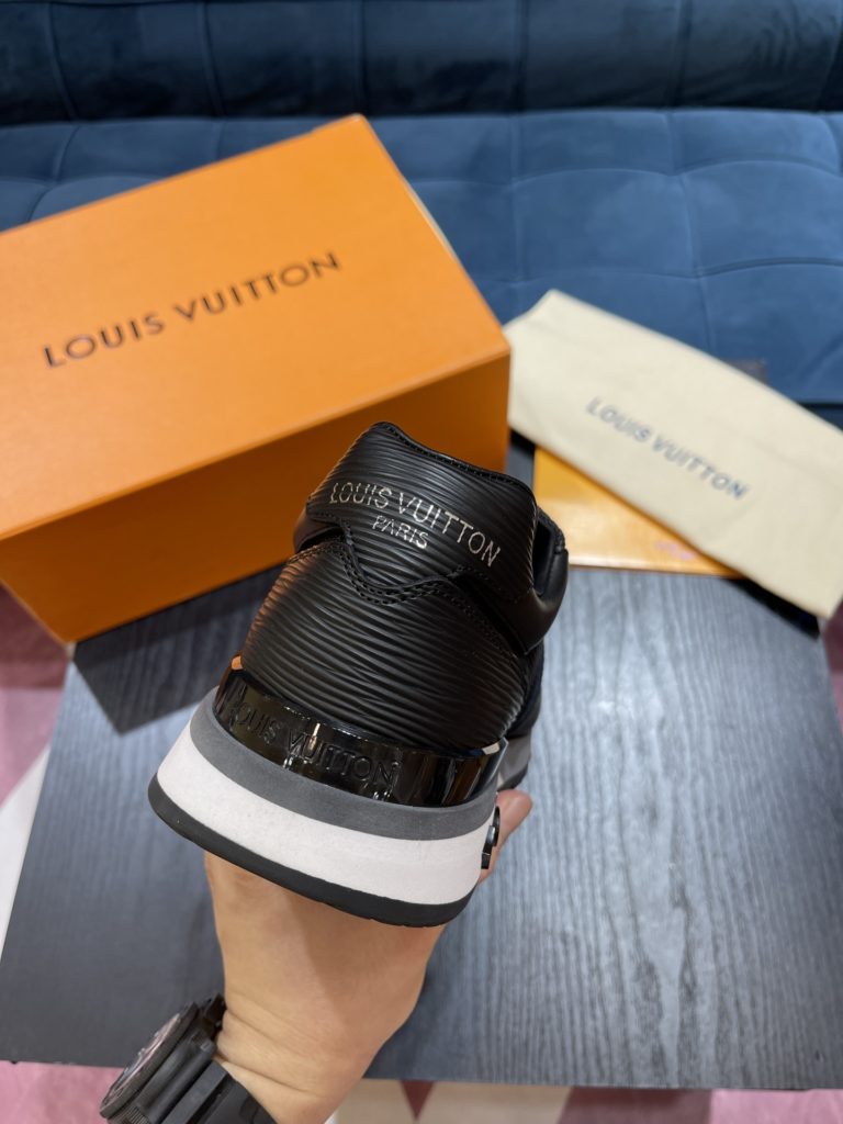 LV Louis Vuitton Shoe Show Up Shoe uses Monogram and Damier patterns to build a soft knit upper, with a thick but lightweight rubber outsole, which is decorated with the Louis Vuitton logo and Monogram flowers. SIZE 38-45