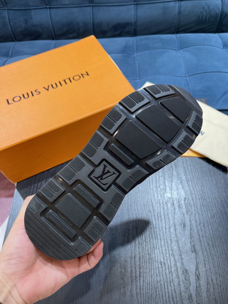 LV Louis Vuitton Shoe Show Up Shoe uses Monogram and Damier patterns to build a soft knit upper, with a thick but lightweight rubber outsole, which is decorated with the Louis Vuitton logo and Monogram flowers. SIZE 38-45