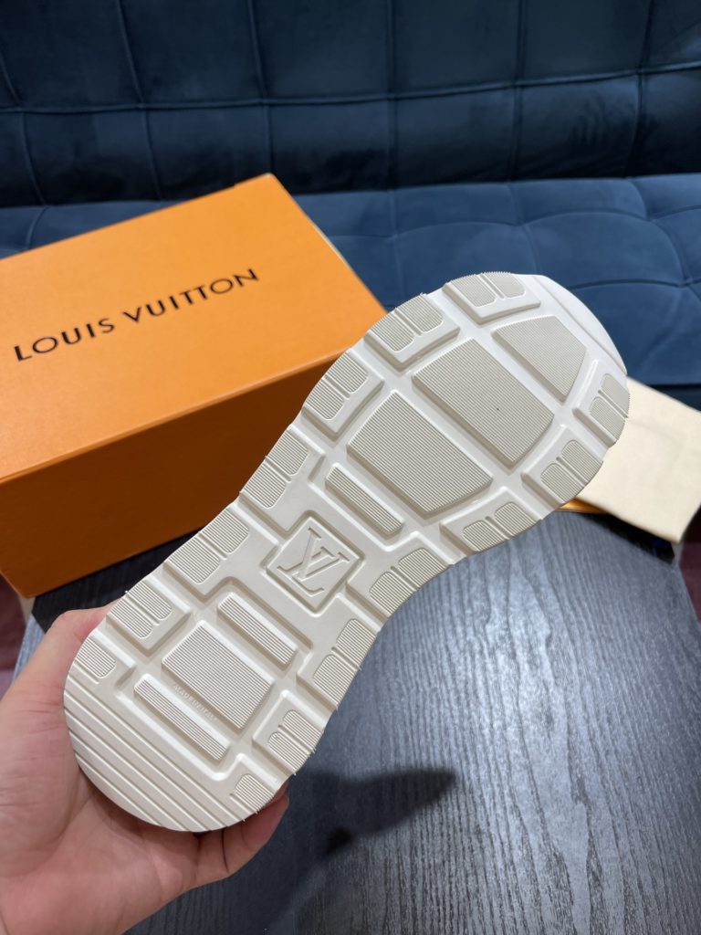 LV Louis Vuitton Shoe Show Up Shoe uses Monogram and Damier patterns to build a soft knit upper, with a thick but lightweight rubber outsole, which is decorated with the Louis Vuitton logo and Monogram flowers. SIZE 38-45