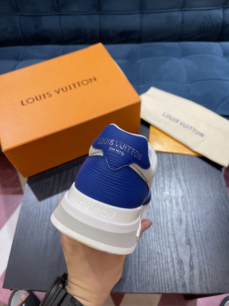 LV Louis Vuitton Shoe Show Up Shoe uses Monogram and Damier patterns to build a soft knit upper, with a thick but lightweight rubber outsole, which is decorated with the Louis Vuitton logo and Monogram flowers. SIZE 38-45