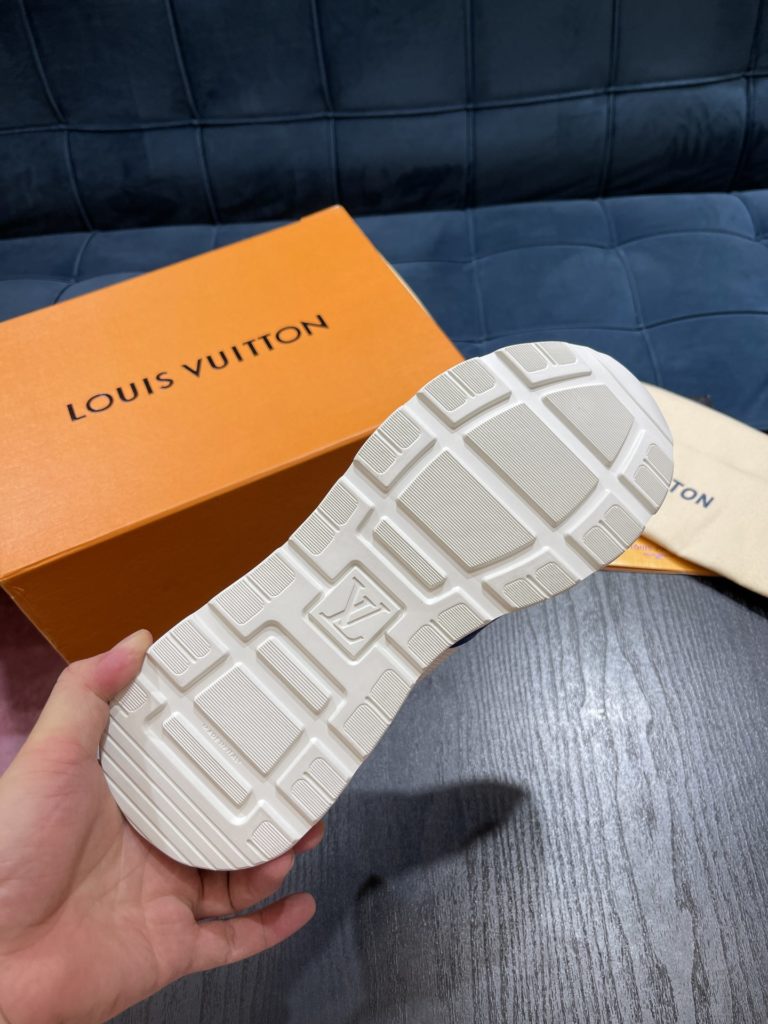 LV Louis Vuitton Shoe Show Up Shoe uses Monogram and Damier patterns to build a soft knit upper, with a thick but lightweight rubber outsole, which is decorated with the Louis Vuitton logo and Monogram flowers. SIZE 38-45