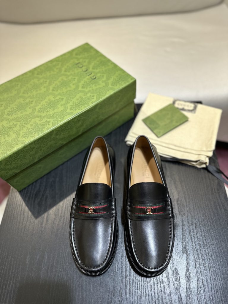 The top-level version of Gucci Epilogue series is designed to break through the shackles of the inherent rules of the fashion world, and convey the design concept that the single item should not only be popular for one season, but will be renewed over time. This Men's Lucky Shoe is made of leather, and the classic webbing details are decorated with the noble and small interlocking double-G logo, and the two representative elements of the brand are used to highlight the unique brand charm. （ ⬇️ This leather shoe is ordered for 3-7 days, no urgent order is accepted, only code change is accepted, no refund) Size 39-44 (45 customized, no refund)