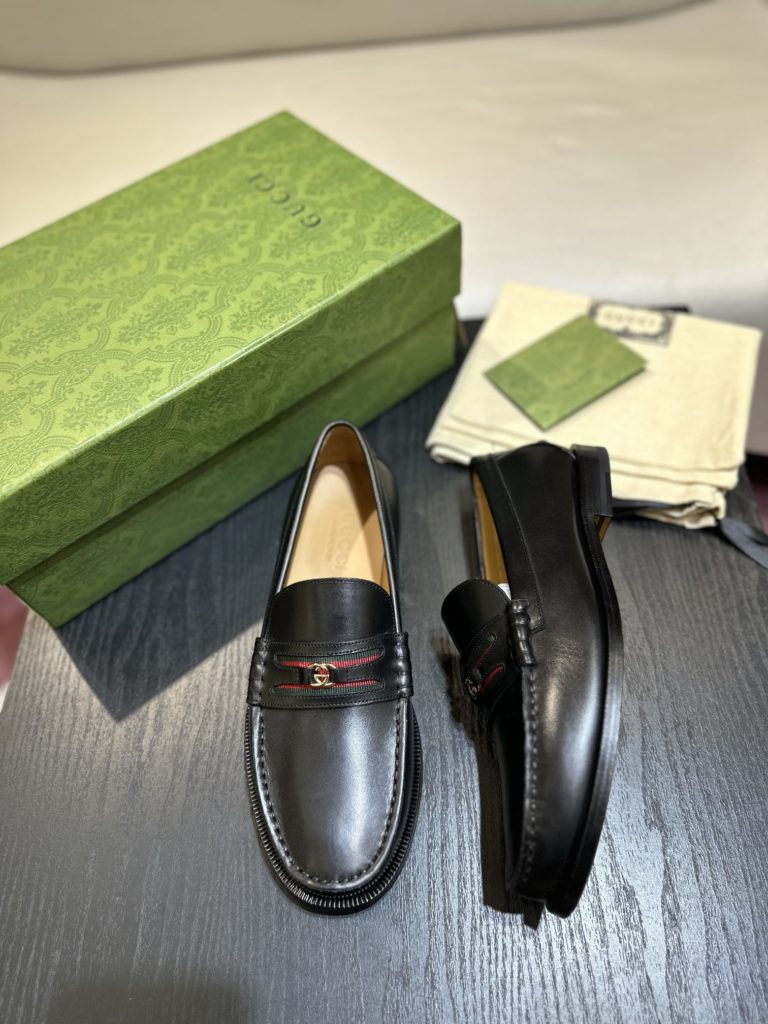 The top-level version of Gucci Epilogue series is designed to break through the shackles of the inherent rules of the fashion world, and convey the design concept that the single item should not only be popular for one season, but will be renewed over time. This Men's Lucky Shoe is made of leather, and the classic webbing details are decorated with the noble and small interlocking double-G logo, and the two representative elements of the brand are used to highlight the unique brand charm. （ ⬇️ This leather shoe is ordered for 3-7 days, no urgent order is accepted, only code change is accepted, no refund) Size 39-44 (45 customized, no refund)