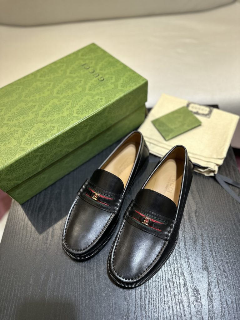 The top-level version of Gucci Epilogue series is designed to break through the shackles of the inherent rules of the fashion world, and convey the design concept that the single item should not only be popular for one season, but will be renewed over time. This Men's Lucky Shoe is made of leather, and the classic webbing details are decorated with the noble and small interlocking double-G logo, and the two representative elements of the brand are used to highlight the unique brand charm. （ ⬇️ This leather shoe is ordered for 3-7 days, no urgent order is accepted, only code change is accepted, no refund) Size 39-44 (45 customized, no refund)