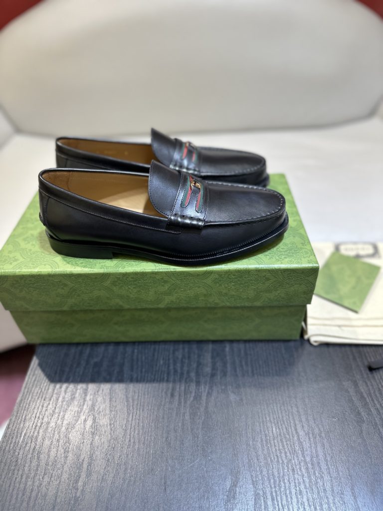 The top-level version of Gucci Epilogue series is designed to break through the shackles of the inherent rules of the fashion world, and convey the design concept that the single item should not only be popular for one season, but will be renewed over time. This Men's Lucky Shoe is made of leather, and the classic webbing details are decorated with the noble and small interlocking double-G logo, and the two representative elements of the brand are used to highlight the unique brand charm. （ ⬇️ This leather shoe is ordered for 3-7 days, no urgent order is accepted, only code change is accepted, no refund) Size 39-44 (45 customized, no refund)