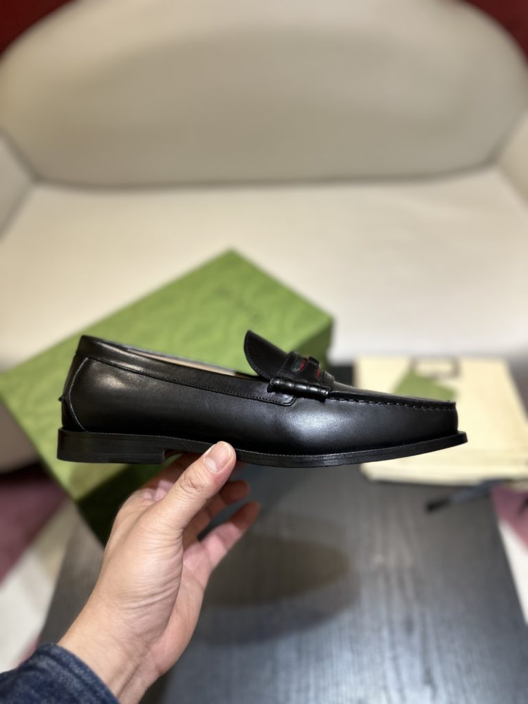 The top-level version of Gucci Epilogue series is designed to break through the shackles of the inherent rules of the fashion world, and convey the design concept that the single item should not only be popular for one season, but will be renewed over time. This Men's Lucky Shoe is made of leather, and the classic webbing details are decorated with the noble and small interlocking double-G logo, and the two representative elements of the brand are used to highlight the unique brand charm. （ ⬇️ This leather shoe is ordered for 3-7 days, no urgent order is accepted, only code change is accepted, no refund) Size 39-44 (45 customized, no refund)