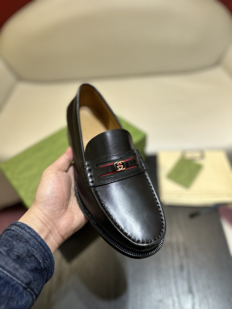 The top-level version of Gucci Epilogue series is designed to break through the shackles of the inherent rules of the fashion world, and convey the design concept that the single item should not only be popular for one season, but will be renewed over time. This Men's Lucky Shoe is made of leather, and the classic webbing details are decorated with the noble and small interlocking double-G logo, and the two representative elements of the brand are used to highlight the unique brand charm. （ ⬇️ This leather shoe is ordered for 3-7 days, no urgent order is accepted, only code change is accepted, no refund) Size 39-44 (45 customized, no refund)