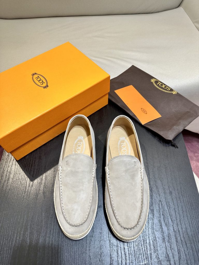 Tod's heel loafers are made of soft suede leather with Tod's lettering on the front. The rubber bean sole with inlay is soft and comfortable, and the heel is dotted with rubber beans, showing a lazy and casual style. Size 39-44 (38.45 customized)