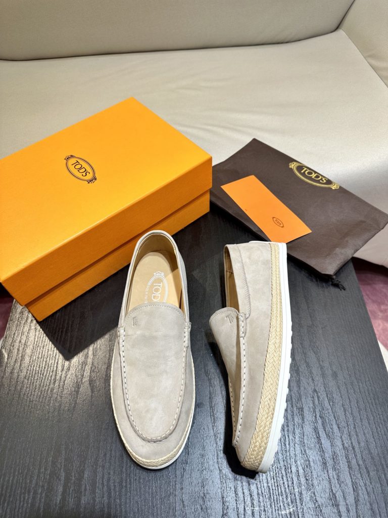 Tod's heel loafers are made of soft suede leather with Tod's lettering on the front. The rubber bean sole with inlay is soft and comfortable, and the heel is dotted with rubber beans, showing a lazy and casual style. Size 39-44 (38.45 customized)