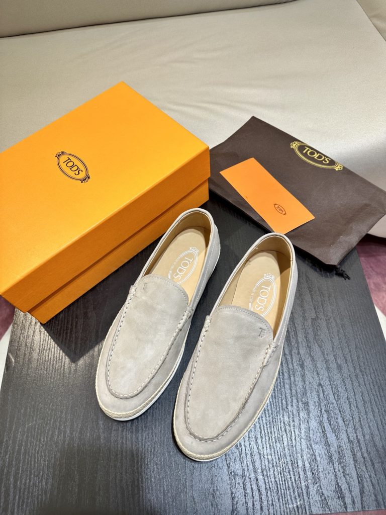 Tod's heel loafers are made of soft suede leather with Tod's lettering on the front. The rubber bean sole with inlay is soft and comfortable, and the heel is dotted with rubber beans, showing a lazy and casual style. Size 39-44 (38.45 customized)