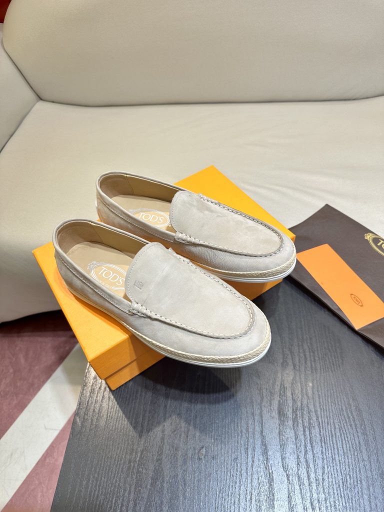 Tod's heel loafers are made of soft suede leather with Tod's lettering on the front. The rubber bean sole with inlay is soft and comfortable, and the heel is dotted with rubber beans, showing a lazy and casual style. Size 39-44 (38.45 customized)