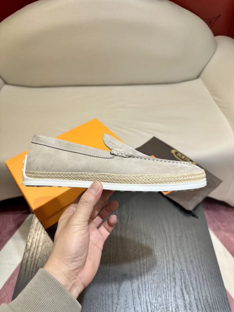 Tod's heel loafers are made of soft suede leather with Tod's lettering on the front. The rubber bean sole with inlay is soft and comfortable, and the heel is dotted with rubber beans, showing a lazy and casual style. Size 39-44 (38.45 customized)