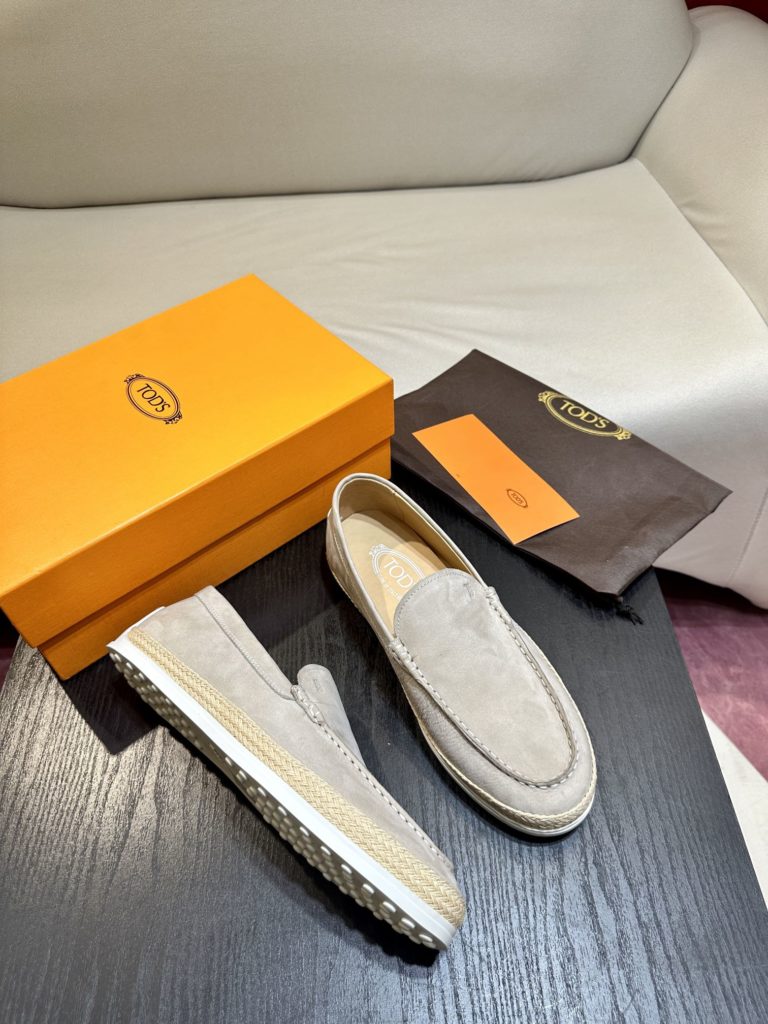 Tod's heel loafers are made of soft suede leather with Tod's lettering on the front. The rubber bean sole with inlay is soft and comfortable, and the heel is dotted with rubber beans, showing a lazy and casual style. Size 39-44 (38.45 customized)