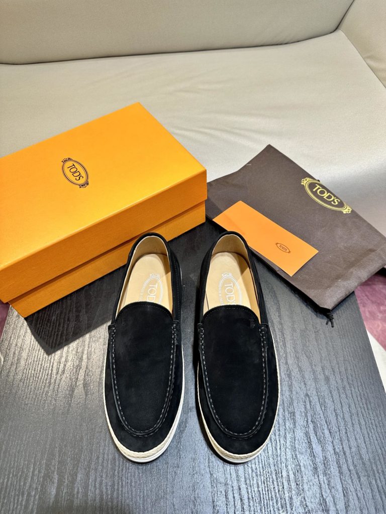 Tod's heel loafers are made of soft suede leather with Tod's lettering on the front. The rubber bean sole with inlay is soft and comfortable, and the heel is dotted with rubber beans, showing a lazy and casual style. Size 39-44 (38.45 customized)