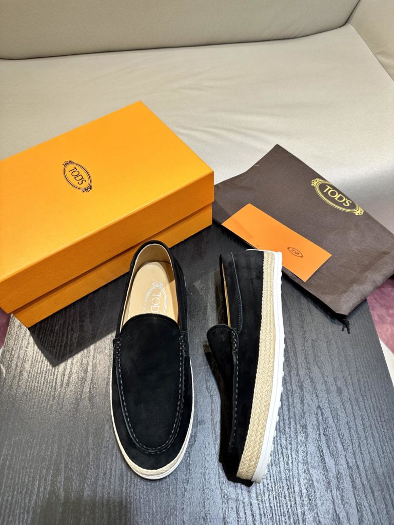 Tod's heel loafers are made of soft suede leather with Tod's lettering on the front. The rubber bean sole with inlay is soft and comfortable, and the heel is dotted with rubber beans, showing a lazy and casual style. Size 39-44 (38.45 customized)