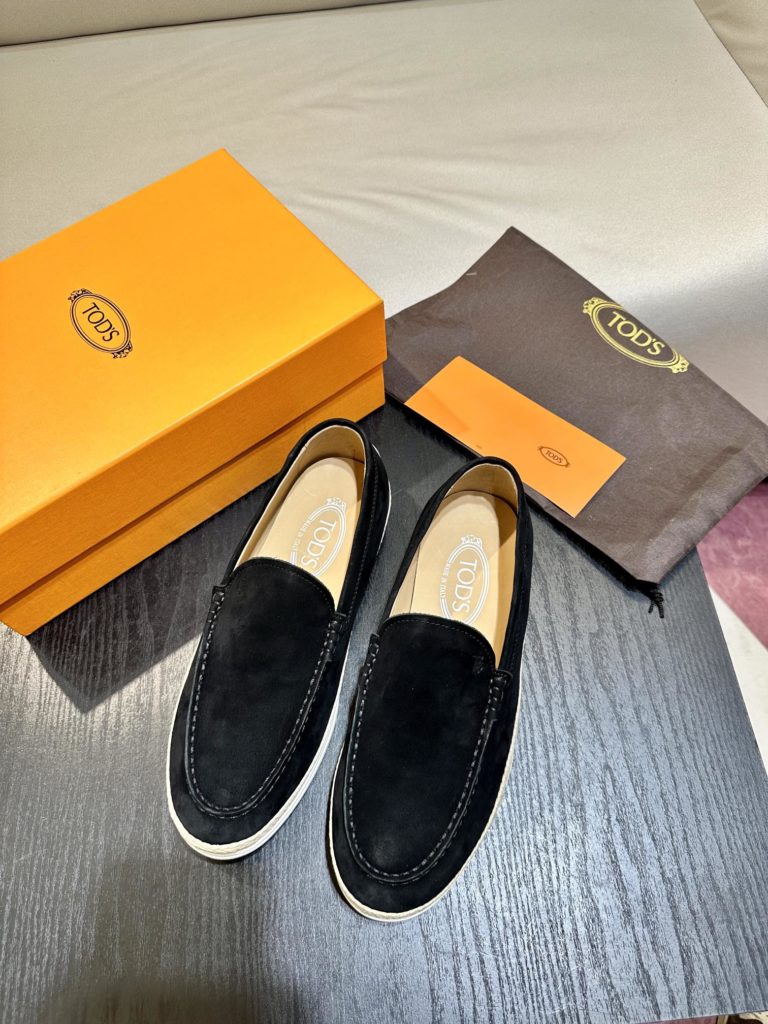 Tod's heel loafers are made of soft suede leather with Tod's lettering on the front. The rubber bean sole with inlay is soft and comfortable, and the heel is dotted with rubber beans, showing a lazy and casual style. Size 39-44 (38.45 customized)