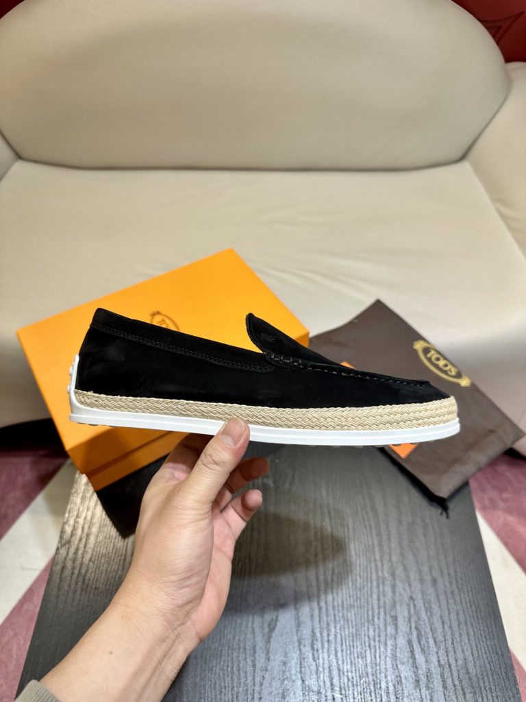 Tod's heel loafers are made of soft suede leather with Tod's lettering on the front. The rubber bean sole with inlay is soft and comfortable, and the heel is dotted with rubber beans, showing a lazy and casual style. Size 39-44 (38.45 customized)