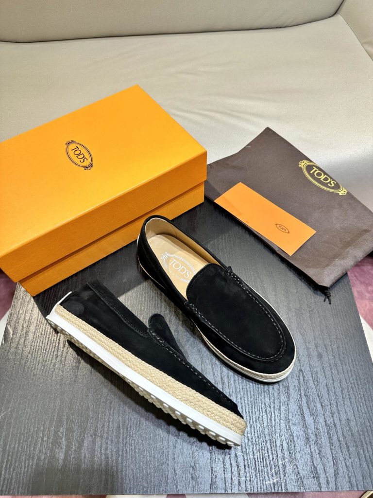 Tod's heel loafers are made of soft suede leather with Tod's lettering on the front. The rubber bean sole with inlay is soft and comfortable, and the heel is dotted with rubber beans, showing a lazy and casual style. Size 39-44 (38.45 customized)