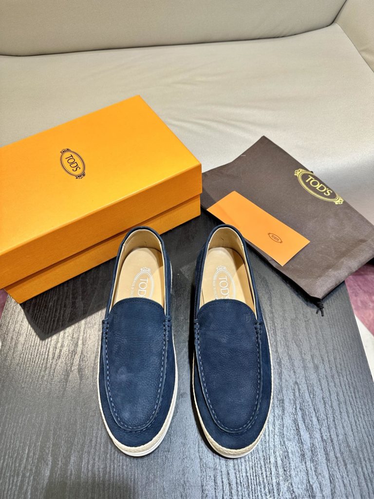 Tod's heel loafers are made of soft suede leather with Tod's lettering on the front. The rubber bean sole with inlay is soft and comfortable, and the heel is dotted with rubber beans, showing a lazy and casual style. Size 39-44 (38.45 customized)