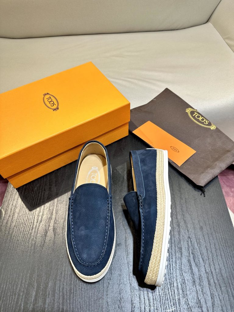 Tod's heel loafers are made of soft suede leather with Tod's lettering on the front. The rubber bean sole with inlay is soft and comfortable, and the heel is dotted with rubber beans, showing a lazy and casual style. Size 39-44 (38.45 customized)