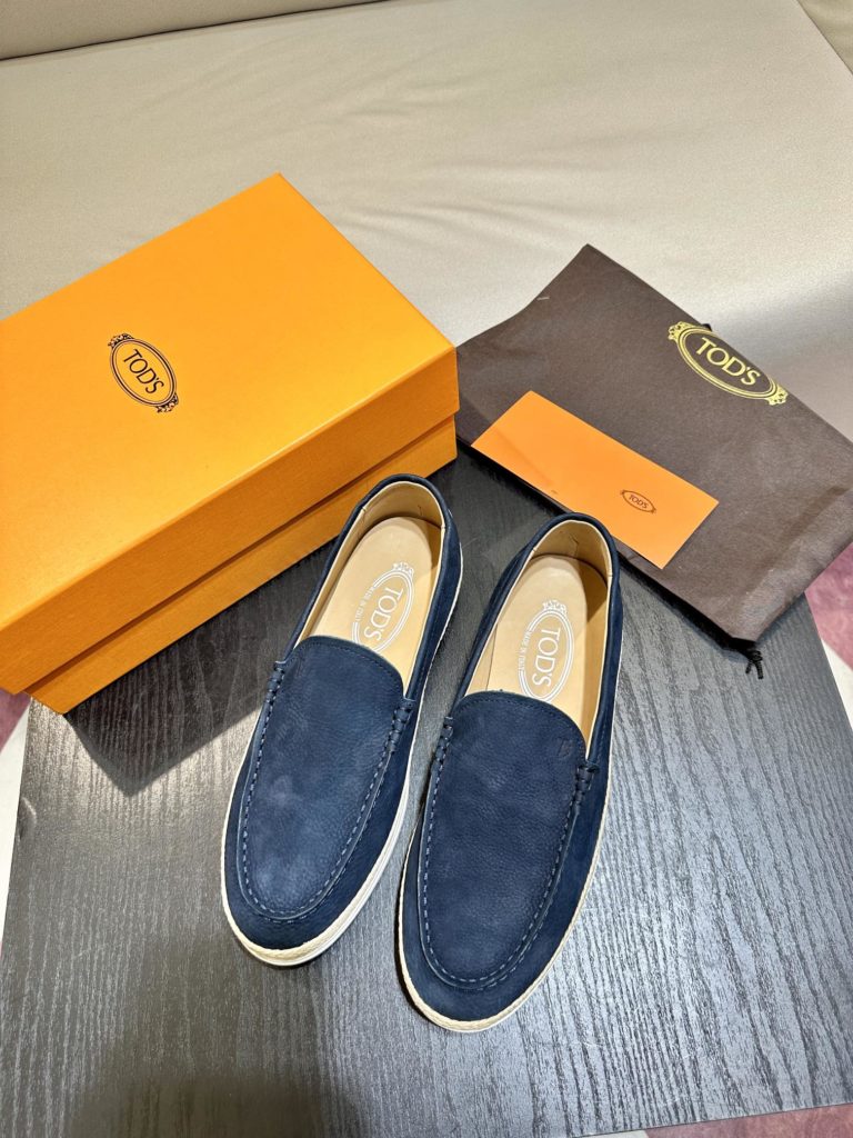 Tod's heel loafers are made of soft suede leather with Tod's lettering on the front. The rubber bean sole with inlay is soft and comfortable, and the heel is dotted with rubber beans, showing a lazy and casual style. Size 39-44 (38.45 customized)