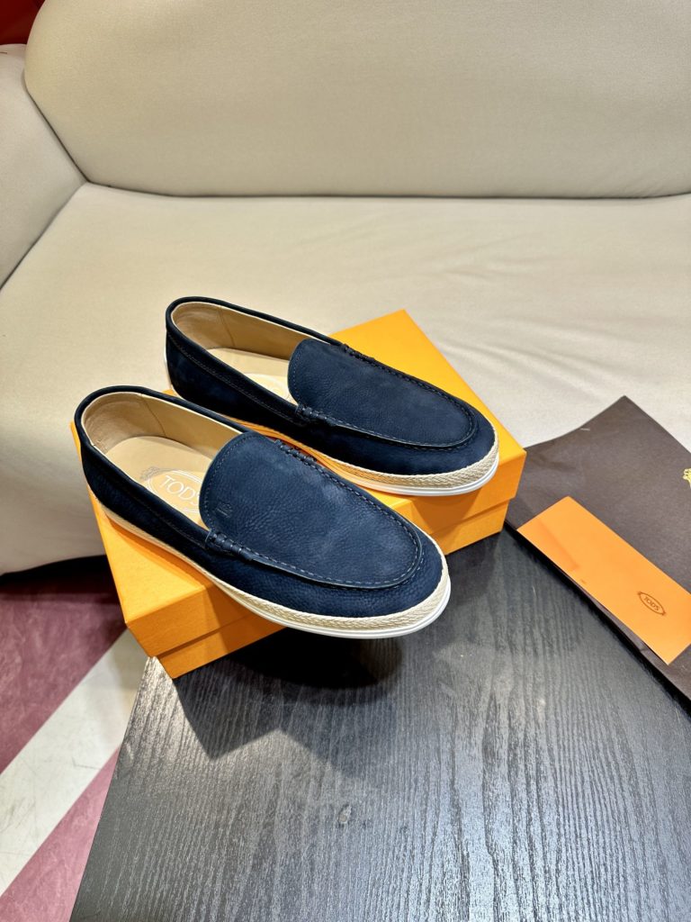 Tod's heel loafers are made of soft suede leather with Tod's lettering on the front. The rubber bean sole with inlay is soft and comfortable, and the heel is dotted with rubber beans, showing a lazy and casual style. Size 39-44 (38.45 customized)