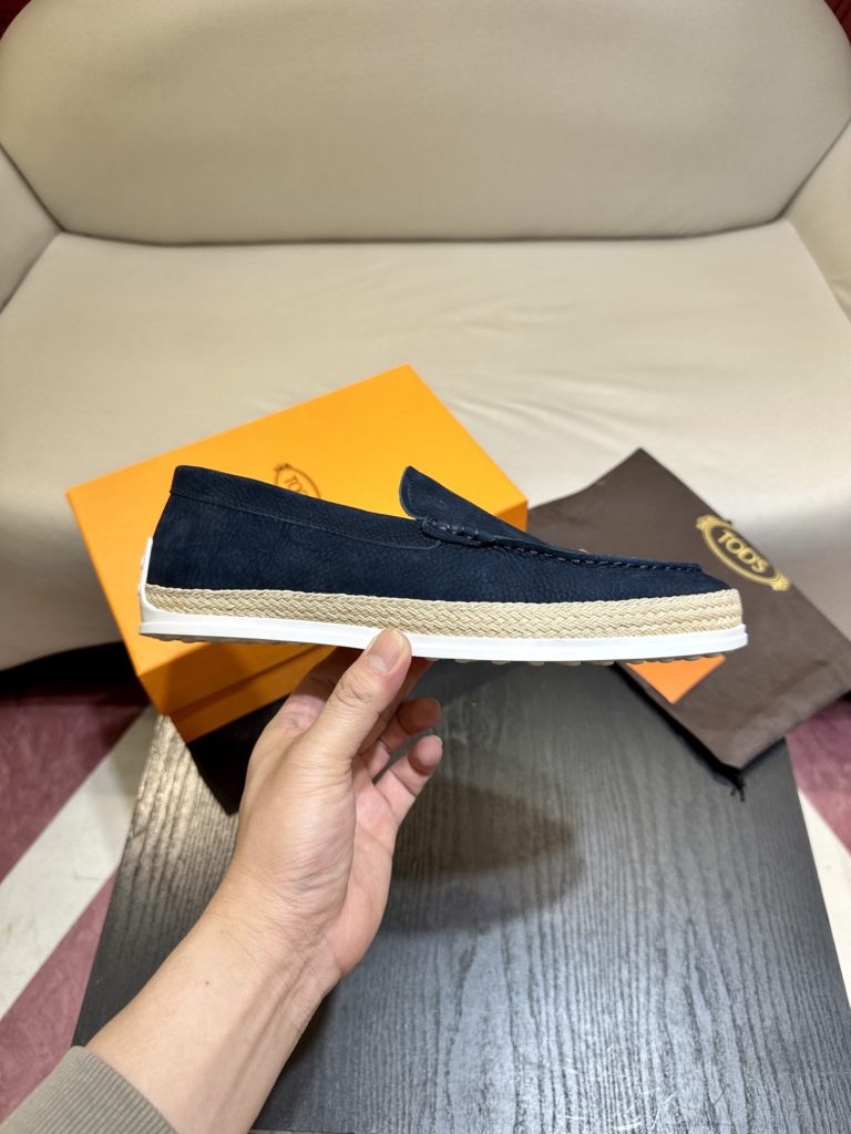 Tod's heel loafers are made of soft suede leather with Tod's lettering on the front. The rubber bean sole with inlay is soft and comfortable, and the heel is dotted with rubber beans, showing a lazy and casual style. Size 39-44 (38.45 customized)