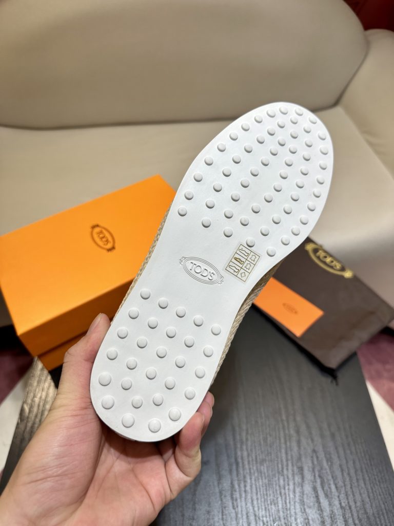 Tod's heel loafers are made of soft suede leather with Tod's lettering on the front. The rubber bean sole with inlay is soft and comfortable, and the heel is dotted with rubber beans, showing a lazy and casual style. Size 39-44 (38.45 customized)