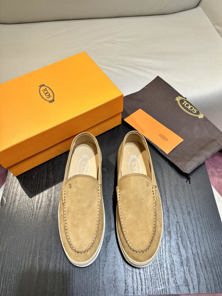 Tod's heel loafers are made of soft suede leather with Tod's lettering on the front. The rubber bean sole with inlay is soft and comfortable, and the heel is dotted with rubber beans, showing a lazy and casual style. Size 39-44 (38.45 customized)