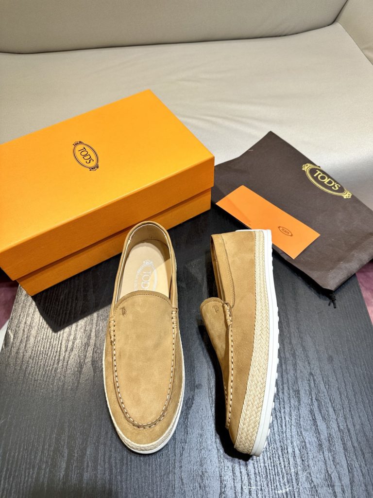 Tod's heel loafers are made of soft suede leather with Tod's lettering on the front. The rubber bean sole with inlay is soft and comfortable, and the heel is dotted with rubber beans, showing a lazy and casual style. Size 39-44 (38.45 customized)