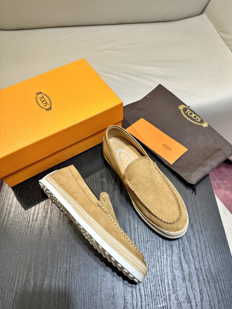 Tod's heel loafers are made of soft suede leather with Tod's lettering on the front. The rubber bean sole with inlay is soft and comfortable, and the heel is dotted with rubber beans, showing a lazy and casual style. Size 39-44 (38.45 customized)