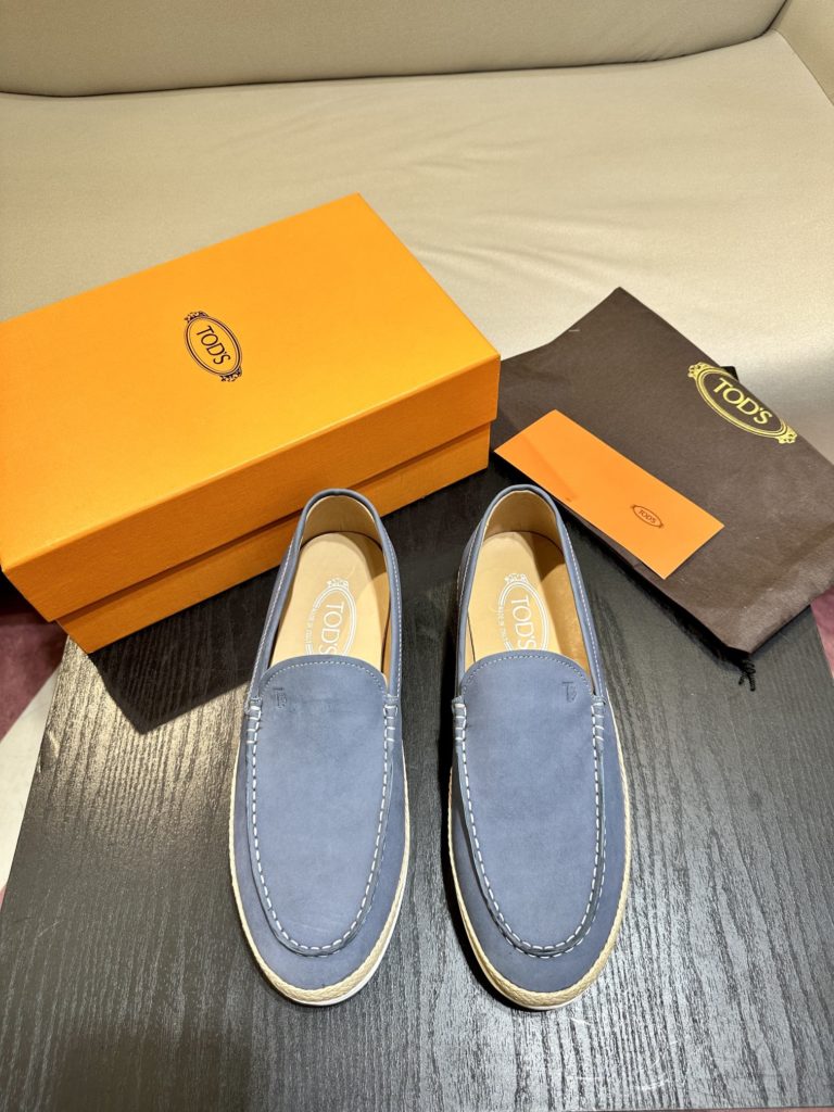 Tod's heel loafers are made of soft suede leather with Tod's lettering on the front. The rubber bean sole with inlay is soft and comfortable, and the heel is dotted with rubber beans, showing a lazy and casual style. Size 39-44 (38.45 customized)