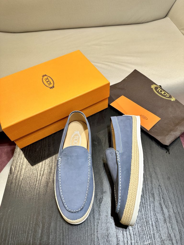 Tod's heel loafers are made of soft suede leather with Tod's lettering on the front. The rubber bean sole with inlay is soft and comfortable, and the heel is dotted with rubber beans, showing a lazy and casual style. Size 39-44 (38.45 customized)