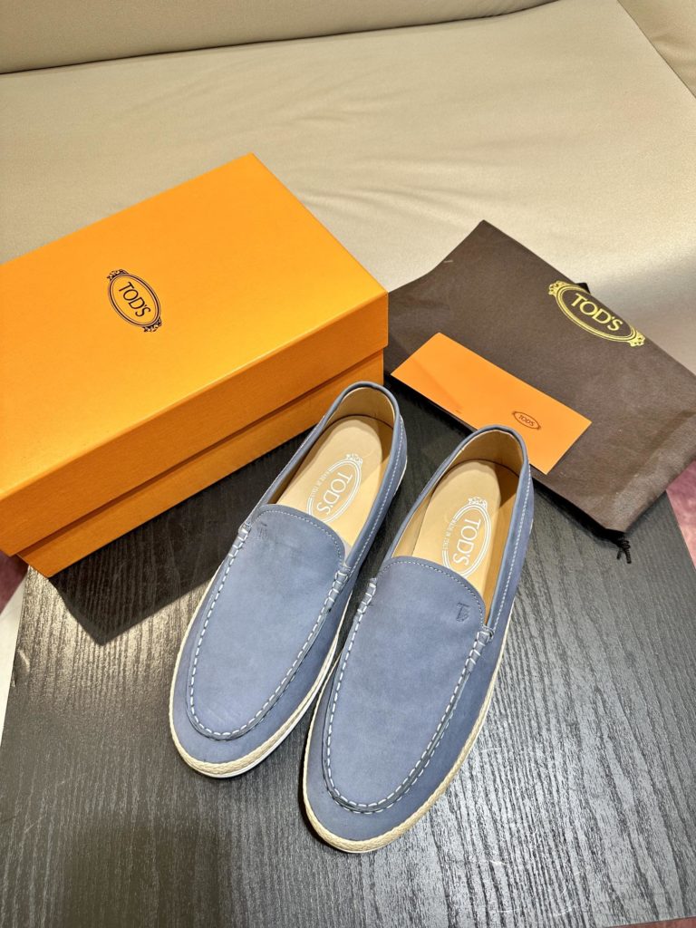 Tod's heel loafers are made of soft suede leather with Tod's lettering on the front. The rubber bean sole with inlay is soft and comfortable, and the heel is dotted with rubber beans, showing a lazy and casual style. Size 39-44 (38.45 customized)