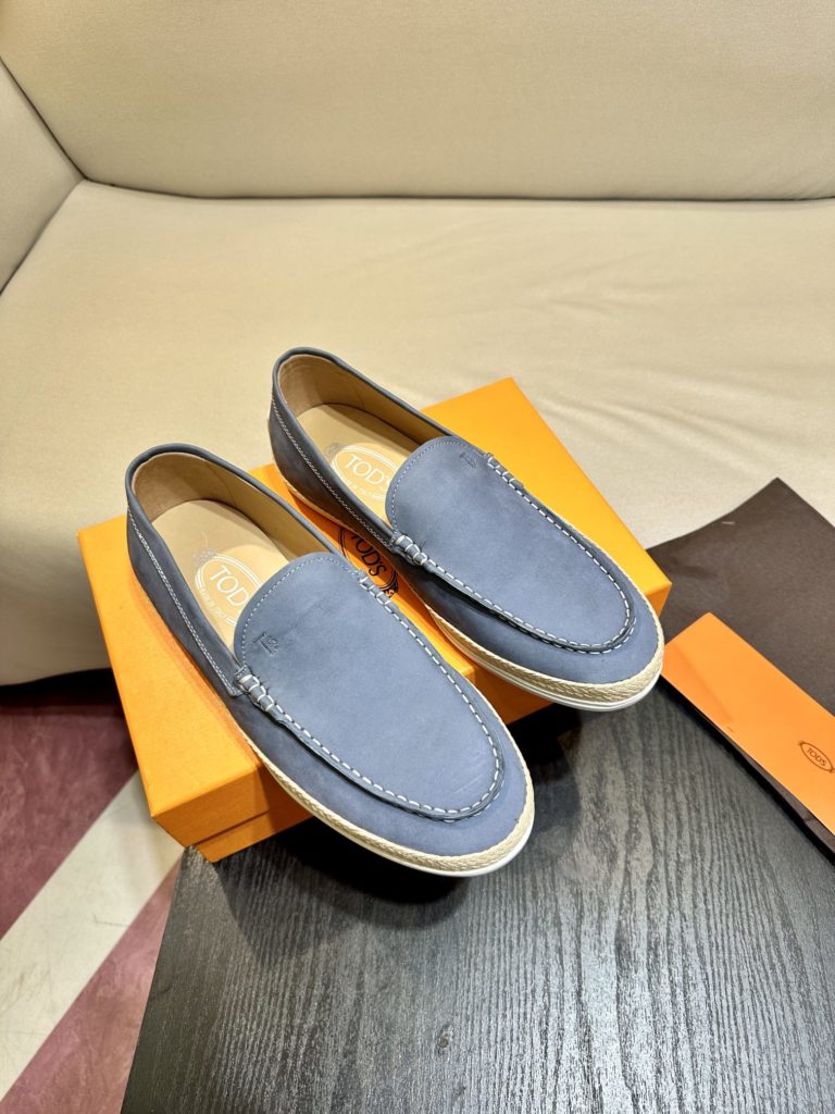 Tod's heel loafers are made of soft suede leather with Tod's lettering on the front. The rubber bean sole with inlay is soft and comfortable, and the heel is dotted with rubber beans, showing a lazy and casual style. Size 39-44 (38.45 customized)