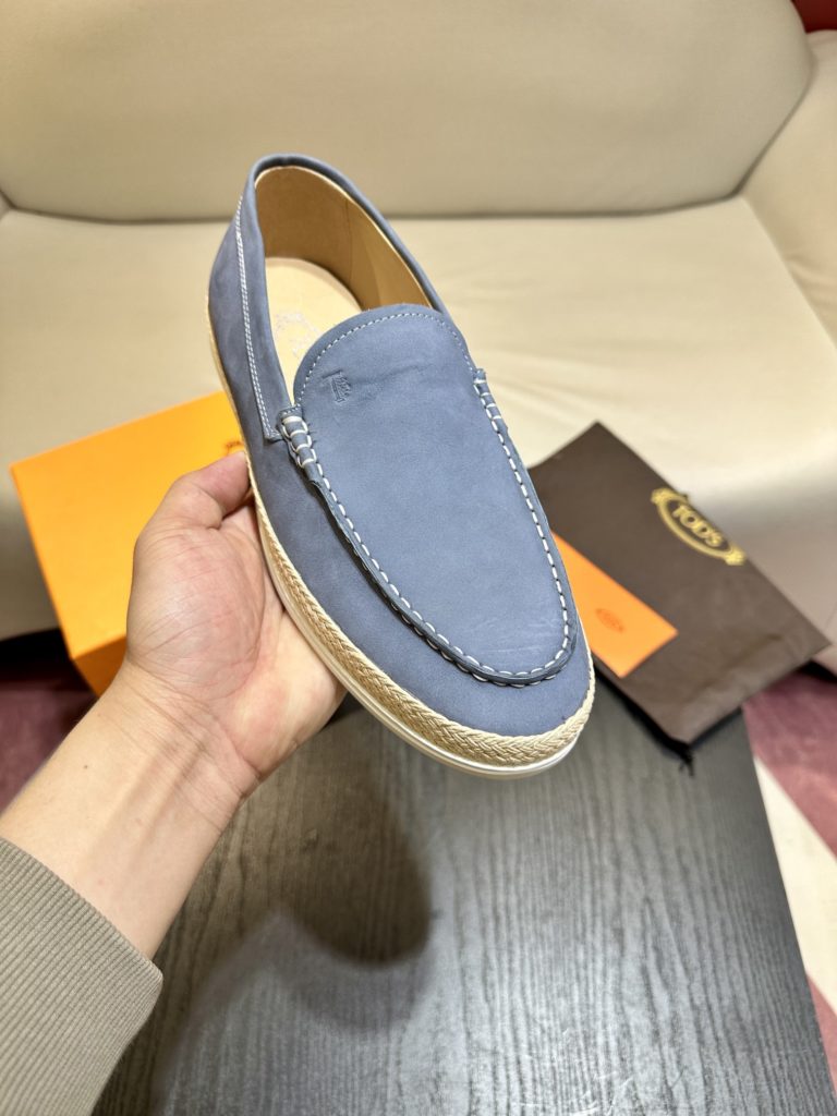 Tod's heel loafers are made of soft suede leather with Tod's lettering on the front. The rubber bean sole with inlay is soft and comfortable, and the heel is dotted with rubber beans, showing a lazy and casual style. Size 39-44 (38.45 customized)