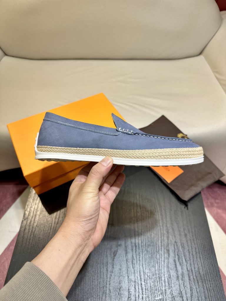 Tod's heel loafers are made of soft suede leather with Tod's lettering on the front. The rubber bean sole with inlay is soft and comfortable, and the heel is dotted with rubber beans, showing a lazy and casual style. Size 39-44 (38.45 customized)