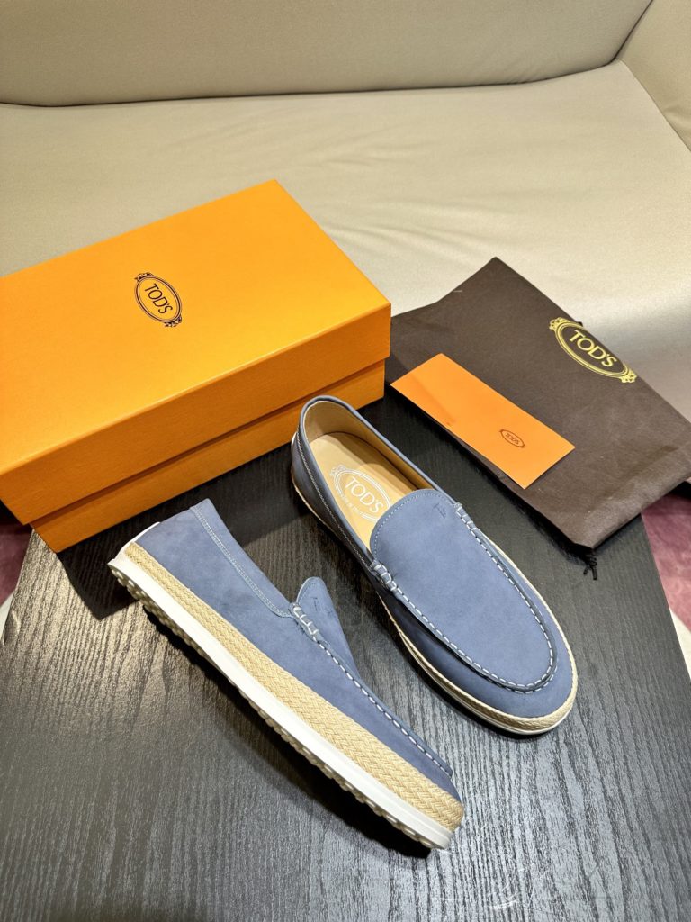 Tod's heel loafers are made of soft suede leather with Tod's lettering on the front. The rubber bean sole with inlay is soft and comfortable, and the heel is dotted with rubber beans, showing a lazy and casual style. Size 39-44 (38.45 customized)