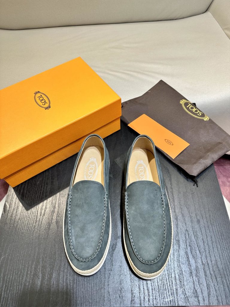 Tod's heel loafers are made of soft suede leather with Tod's lettering on the front. The rubber bean sole with inlay is soft and comfortable, and the heel is dotted with rubber beans, showing a lazy and casual style. Size 39-44 (38.45 customized)