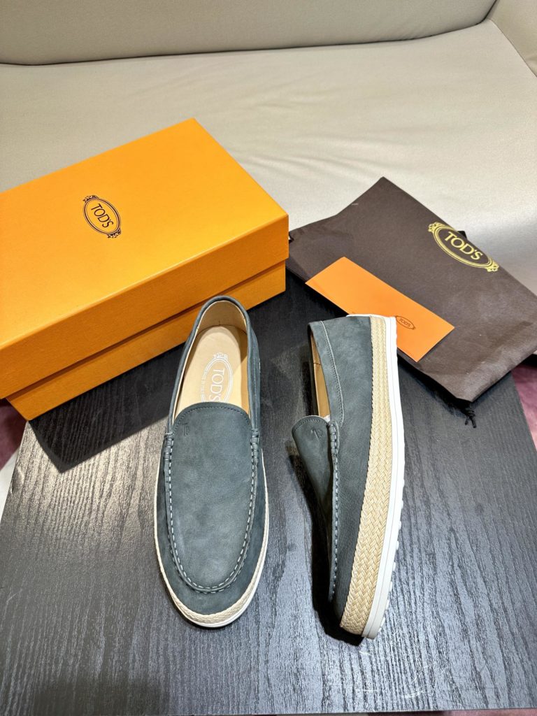 Tod's heel loafers are made of soft suede leather with Tod's lettering on the front. The rubber bean sole with inlay is soft and comfortable, and the heel is dotted with rubber beans, showing a lazy and casual style. Size 39-44 (38.45 customized)