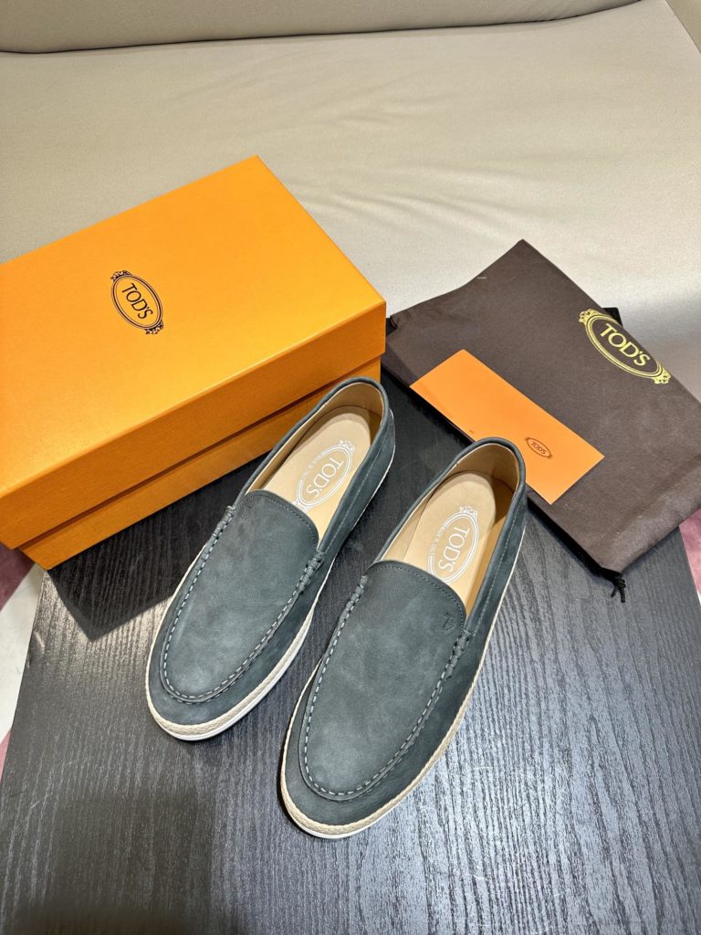 Tod's heel loafers are made of soft suede leather with Tod's lettering on the front. The rubber bean sole with inlay is soft and comfortable, and the heel is dotted with rubber beans, showing a lazy and casual style. Size 39-44 (38.45 customized)