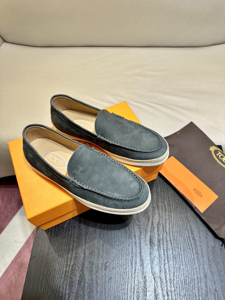 Tod's heel loafers are made of soft suede leather with Tod's lettering on the front. The rubber bean sole with inlay is soft and comfortable, and the heel is dotted with rubber beans, showing a lazy and casual style. Size 39-44 (38.45 customized)