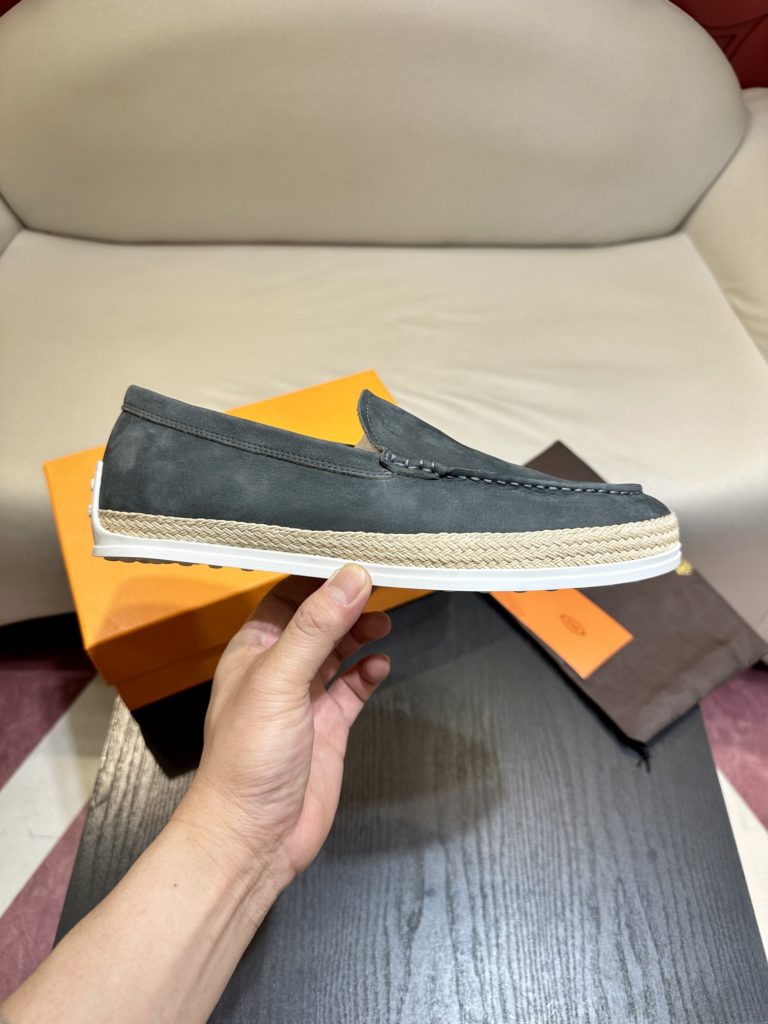 Tod's heel loafers are made of soft suede leather with Tod's lettering on the front. The rubber bean sole with inlay is soft and comfortable, and the heel is dotted with rubber beans, showing a lazy and casual style. Size 39-44 (38.45 customized)